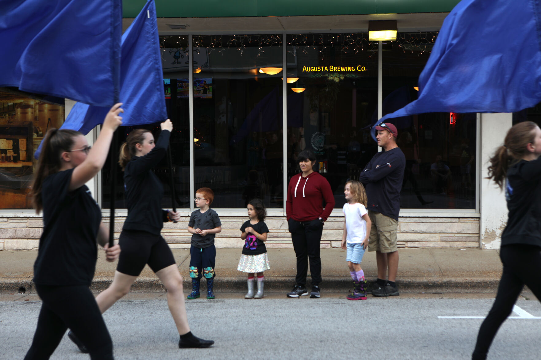 Nissen family watches homecoming parade